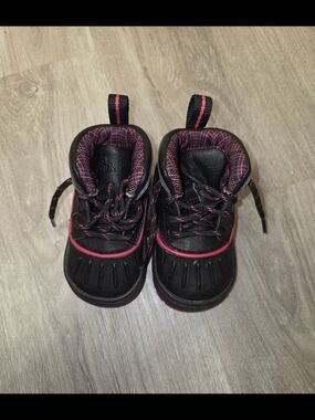Nike Kids Black and Pink Outdoor Boots